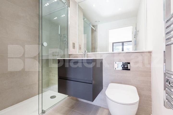 Stunny 2 bed 2 bath located within a new build with a large terrace Tottenham Lane, Crouch End